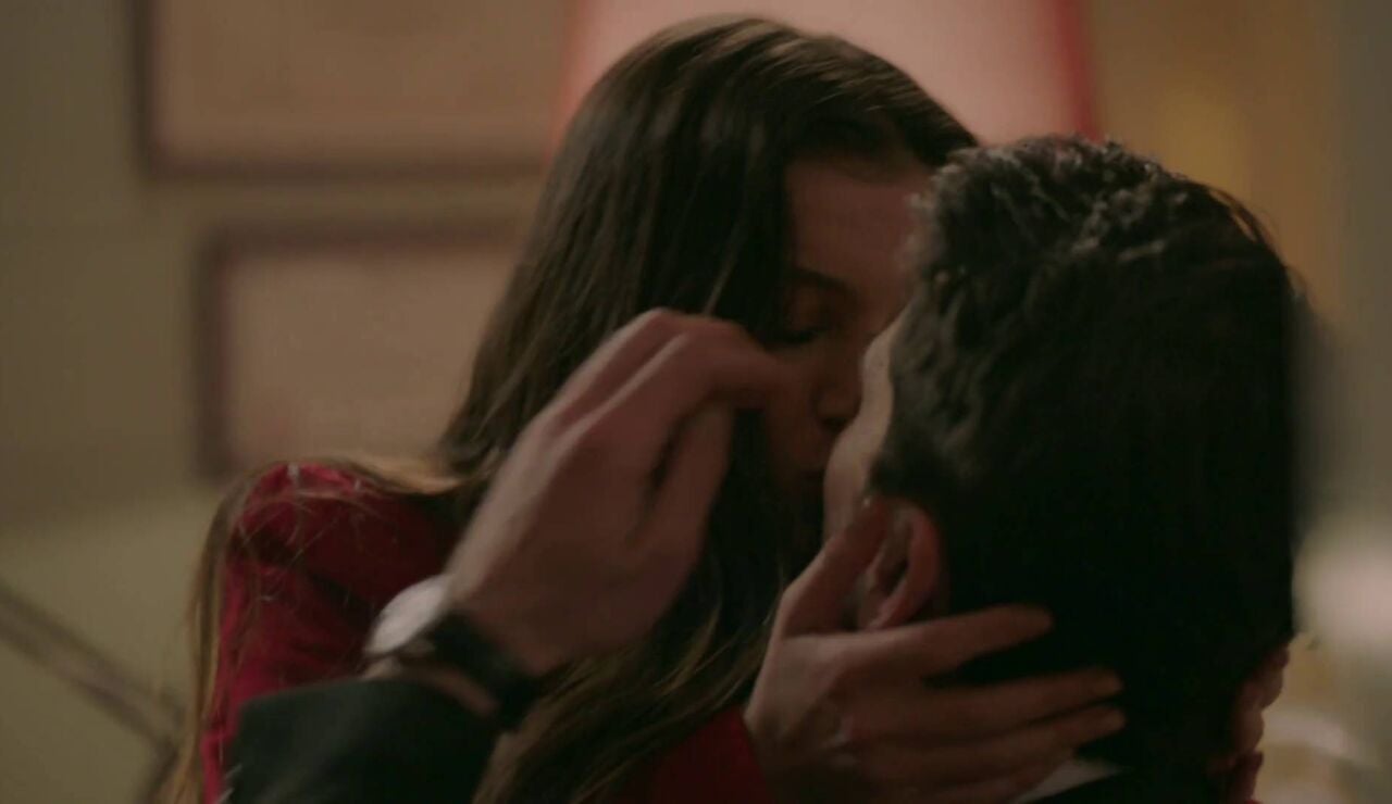 Secretos de familia - Ceylin e Ilgaz se besan por fin