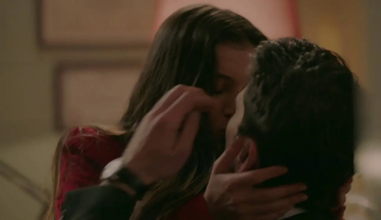 Secretos de familia - Ceylin e Ilgaz se besan por fin