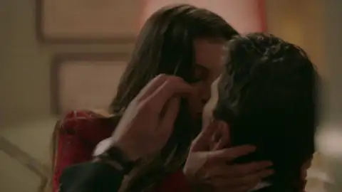 Secretos de familia - Ceylin e Ilgaz se besan por fin Secretos de familia - Ceylin e Ilgaz se besan por fin