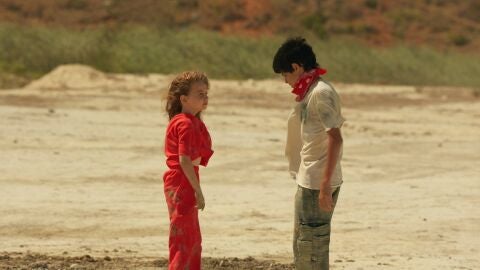 Leyla conoce a Cino en el vertedero