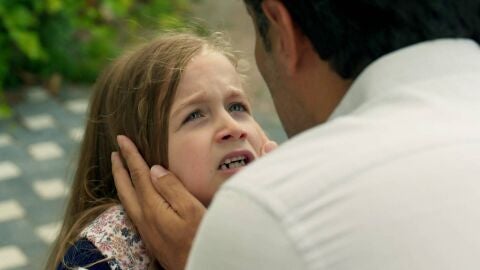 Leyla intenta advertir a su padre Hilmi de los planes de Nur