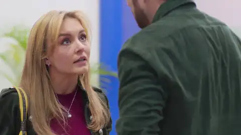 Leona pone su atención en Ana Julia Leona pone su atención en Ana Julia