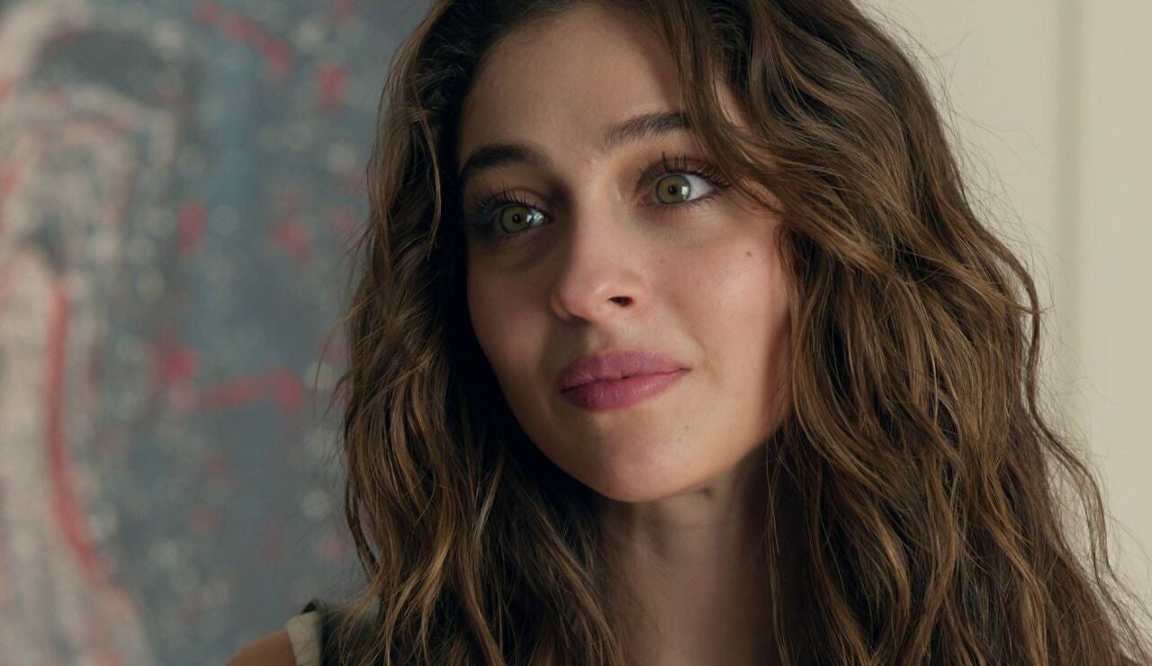 Ela recibe una tentadora propuesta de trabajo de Nur y comienza a estrechar lazos con Civan 