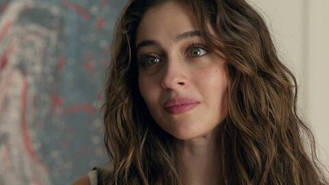 Ela recibe una tentadora propuesta de trabajo de Nur y comienza a estrechar lazos con Civan 