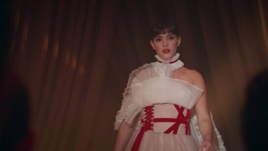 Velvet el nuevo imperio - Ana desfila vestida de novia para Velvet delante de todos