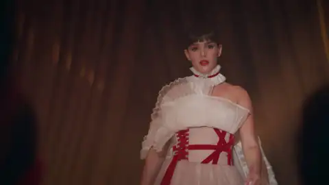 Velvet el nuevo imperio - Ana desfila vestida de novia para Velvet delante de todos Velvet el nuevo imperio - Ana desfila vestida de novia para Velvet delante de todos