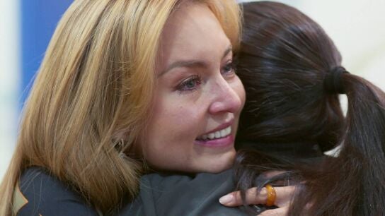Leona descubre que Ana Julia es su hija biológica y pasa una noche de pasión con David 