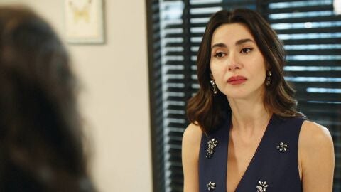 Ayça se disgusta tras las palabras de su cuñada: "A Hakan nunca le ha interesado casarse"