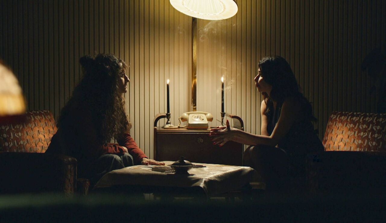 Todos le advierten que Hakan no quiere casarse... y Ay&ccedil;a acude a una vidente en busca de respuestas