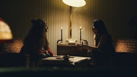 Todos le advierten que Hakan no quiere casarse... y Ay&ccedil;a acude a una vidente en busca de respuestas