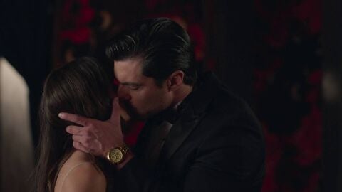 Velvet el nuevo imperio - Mateo se hace pasar por el novio de Ana