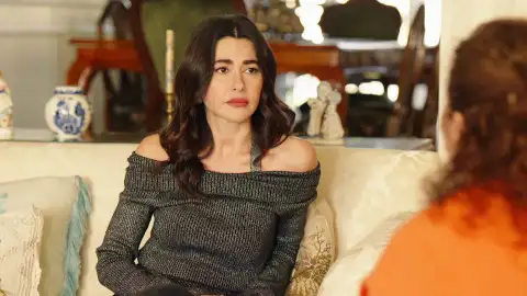 Ayça, dolida con su madre por desacreditarla ante su novio y suegro Ayça, dolida con su madre por desacreditarla ante su novio y suegro