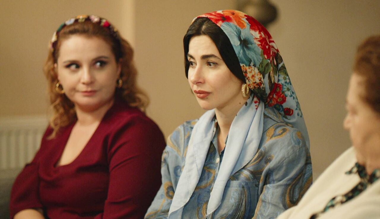 Ay&ccedil;a se hace pasar por ama de casa para impresionar a su novio y a su suegro