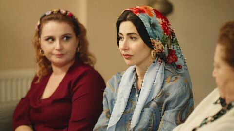 Ay&ccedil;a se hace pasar por ama de casa para impresionar a su novio y a su suegro