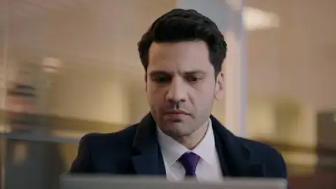 Secretos de familia - Ilgaz descubre el vídeo de Engin Secretos de familia - Ilgaz descubre el vídeo de Engin