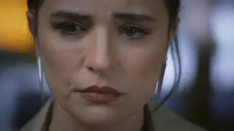 Nur descubre que Leyla sigue viva al desenterrar su tumba y empieza a sospechar de Ela Nur descubre que Leyla sigue viva al desenterrar su tumba y empieza a sospechar de Ela