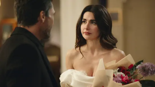 Ayça se alquila un vestido de novia y Hakan la sorprende al verla así Ayça se alquila un vestido de novia y Hakan la sorprende al verla así