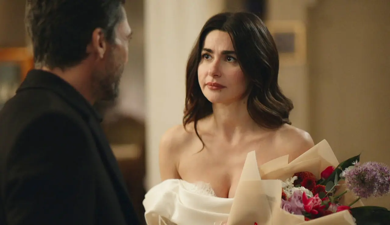 Ayça se alquila un vestido de novia y Hakan la sorprende al verla así