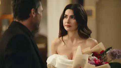 Ayça se alquila un vestido de novia y Hakan la sorprende al verla así Ayça se alquila un vestido de novia y Hakan la sorprende al verla así