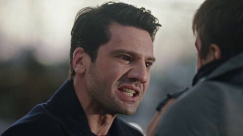 Secretos de familia - Ilgaz se enfrenta a Çinar: "Tenías un hermano pero acabas de perderlo"