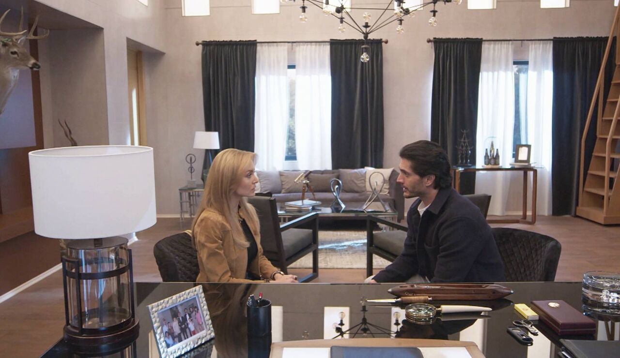 Gael le confiesa a Leona que est&aacute; enamorado de ella y le pide el divorcio a Columba