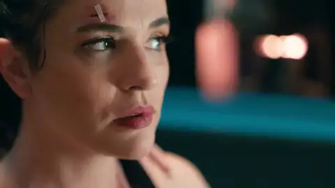 Nur presume ante Ela de haber matado a su primer marido por desobedecerla sin imaginar que quien la escucha es su hija Nur presume ante Ela de haber matado a su primer marido por desobedecerla sin imaginar que quien la escucha es su hija