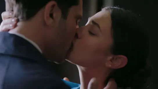 Secretos de familia - Ceylin e Ilgaz se dan un último beso de despedida Secretos de familia - Ceylin e Ilgaz se dan un último beso de despedida