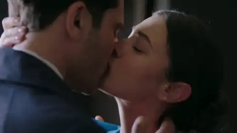 Secretos de familia - Ceylin e Ilgaz se dan un último beso de despedida Secretos de familia - Ceylin e Ilgaz se dan un último beso de despedida