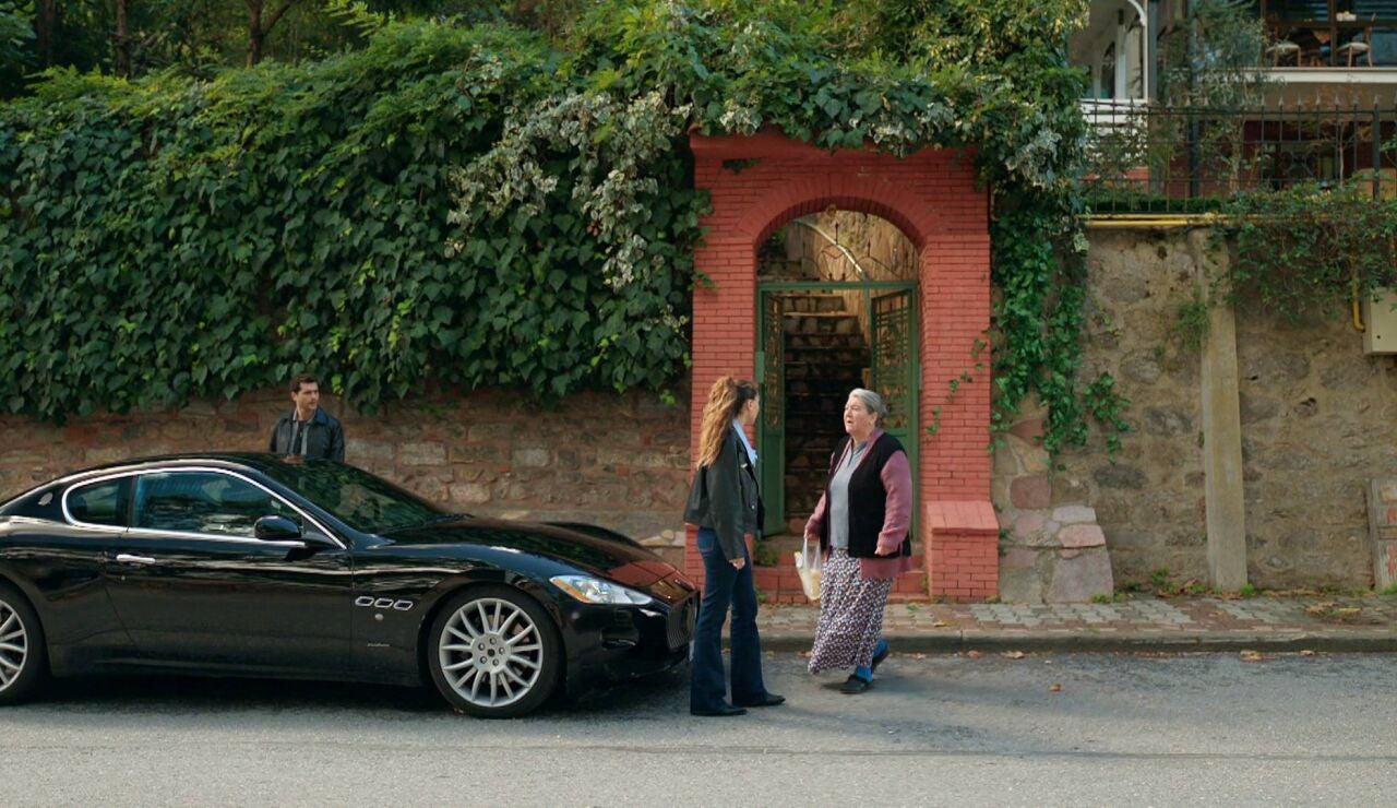 Ela revive su pasado en Bursa y una vecina la reconoce como Leyla, pero todo queda en una confusi&oacute;n