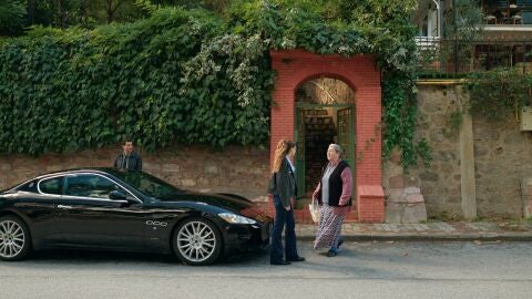 Ela revive su pasado en Bursa y una vecina la reconoce como Leyla, pero todo queda en una confusi&oacute;n