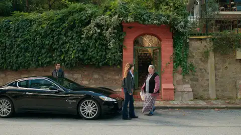 Ela revive su pasado en Bursa y una vecina la reconoce como Leyla, pero todo queda en una confusión Ela revive su pasado en Bursa y una vecina la reconoce como Leyla, pero todo queda en una confusión