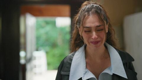 Ela no puede evitar emocionarse al volver a su casa 