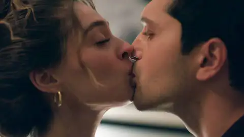 Civan y Ela cruzan la línea: el joven se deja llevar por sus sentimientos y pone en peligro su boda con Ceren Civan y Ela cruzan la línea: el joven se deja llevar por sus sentimientos y pone en peligro su boda con Ceren