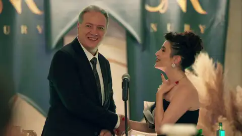 Nur inaugura su negocio sin imaginar que su inversor le hará la vida imposible al conocer su secreto mejor guardado Nur inaugura su negocio sin imaginar que su inversor le hará la vida imposible al conocer su secreto mejor guardado