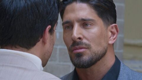 Velvet el nuevo imperio - Carlos descubre que es Rodrigo qui&eacute;n lo est&aacute; investigando