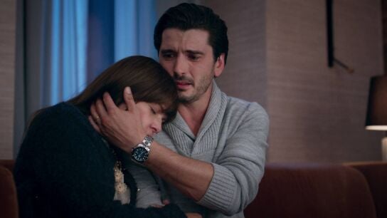 Velvet el nuevo imperio - Isabel muere en los brazos de su hijo Alberto
