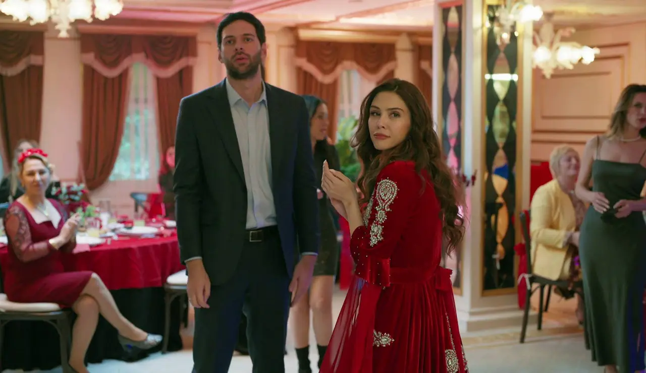 Nur desata los celos de Serap al bailar con Tufan en su ceremonia de henna