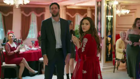 Nur desata los celos de Serap al bailar con Tufan en su ceremonia de henna Nur desata los celos de Serap al bailar con Tufan en su ceremonia de henna