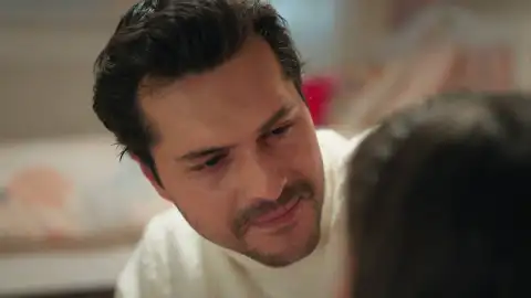 Civan intenta consolar a su hermana Ipek Civan intenta consolar a su hermana Ipek