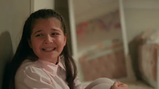 Ipek descubre que no es hija biológica de Tufan y su mundo se derrumba Ipek descubre que no es hija biológica de Tufan y su mundo se derrumba