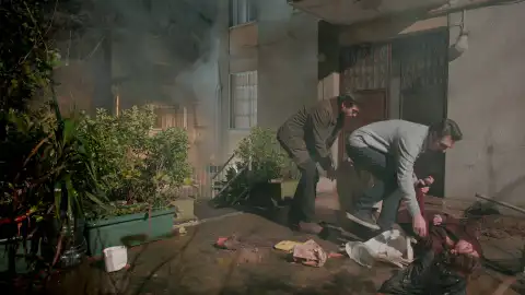 Nur estalla al ver a Tufan besándose con Serap y planea una terrible venganza Nur estalla al ver a Tufan besándose con Serap y planea una terrible venganza