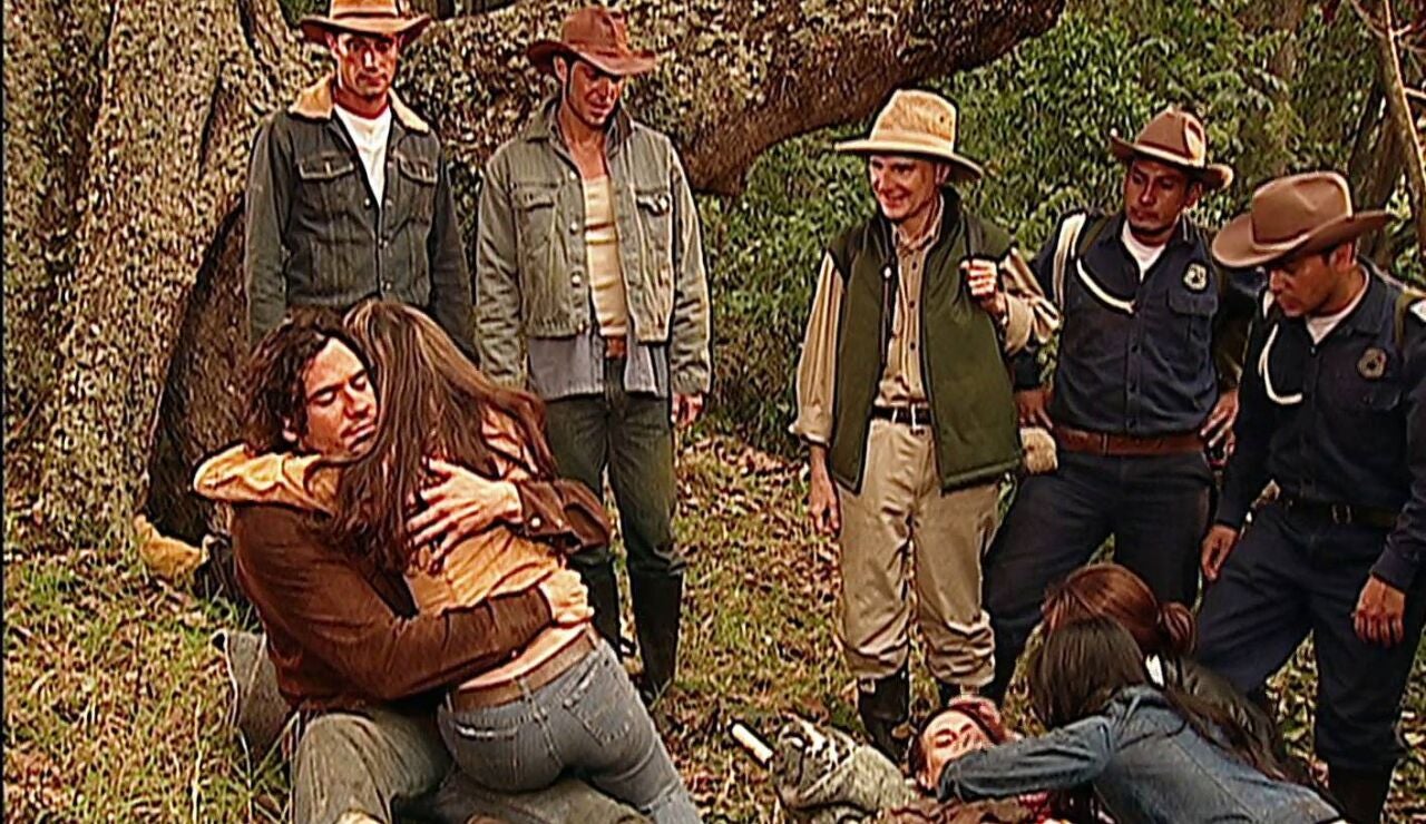 Juan y Gabriela, rescatados de la selva pantanosa, protagonizan un emotivo reencuentro familiar.