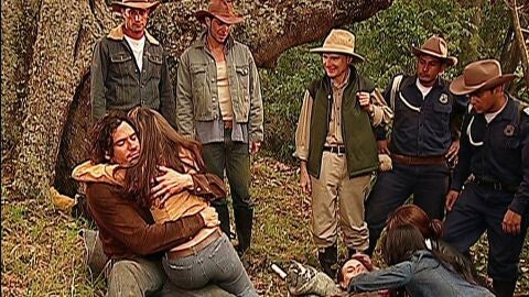 Juan y Gabriela, rescatados de la selva pantanosa, protagonizan un emotivo reencuentro familiar.