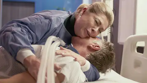 Josefa llora la muerte de Apolo Josefa llora la muerte de Apolo