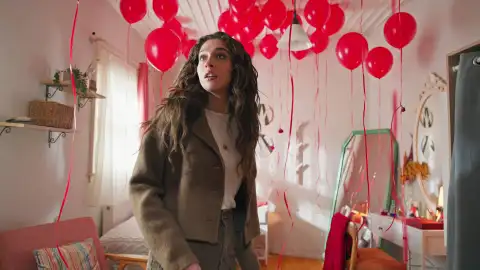 Civan sorprende a Ela decorando su habitación con globos rojos Civan sorprende a Ela decorando su habitación con globos rojos