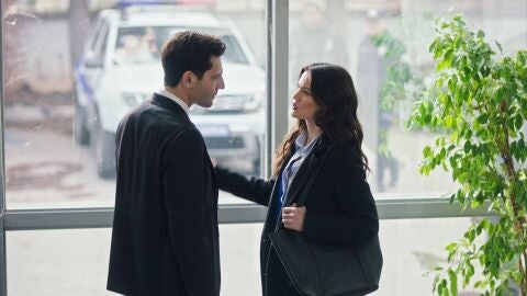 Secretos de familia - A Ilgaz le duele que Ceylin no le cuente que la han amenazado