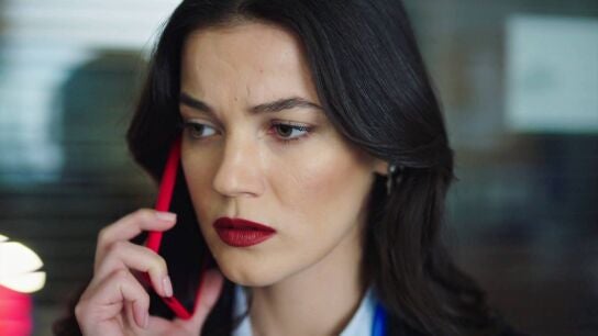 Secretos de familia - Ceylin recibe una amenaza por tel&eacute;gono e Ilgaz se enfada de que no se lo cuente