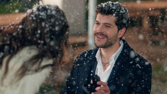 Civan sorprende a Ela con una cita de ensue&ntilde;o y le acaba pidiendo matrimonio 