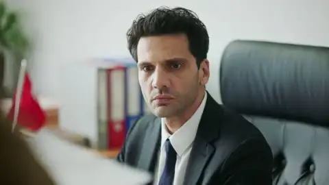 Secretos de familia - Ceylin lleva a Ilgaz los papeles del divorcio Secretos de familia - Ceylin lleva a Ilgaz los papeles del divorcio