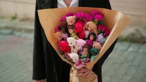 El original ramo que Civan le regala a Ela El original ramo que Civan le regala a Ela